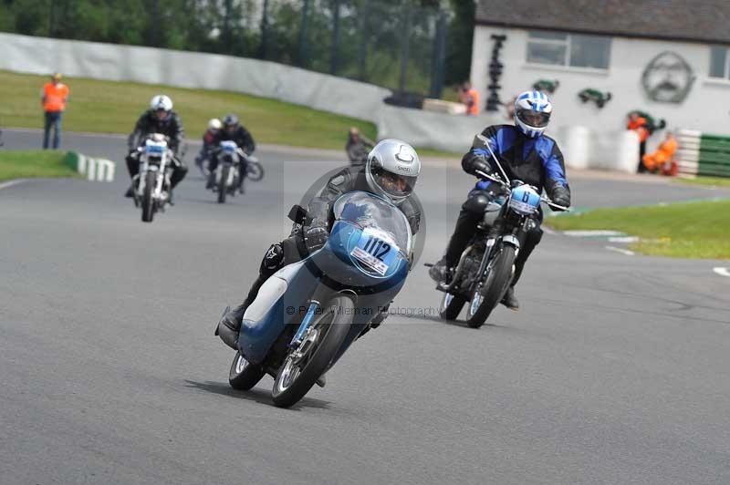 Mallory park Leicestershire;Mallory park photographs;Motorcycle action photographs;classic bikes;event digital images;eventdigitalimages;mallory park;no limits trackday;peter wileman photography;vintage bikes;vintage motorcycles;vmcc festival 1000 bikes