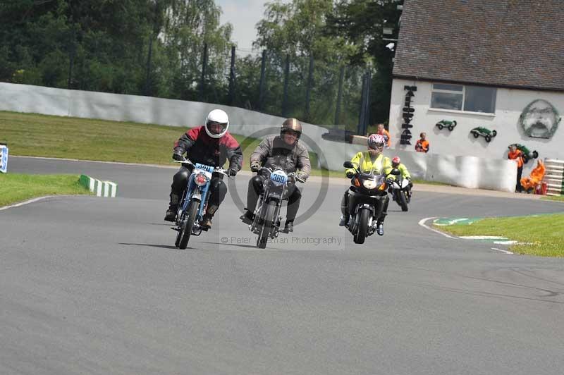 Mallory park Leicestershire;Mallory park photographs;Motorcycle action photographs;classic bikes;event digital images;eventdigitalimages;mallory park;no limits trackday;peter wileman photography;vintage bikes;vintage motorcycles;vmcc festival 1000 bikes