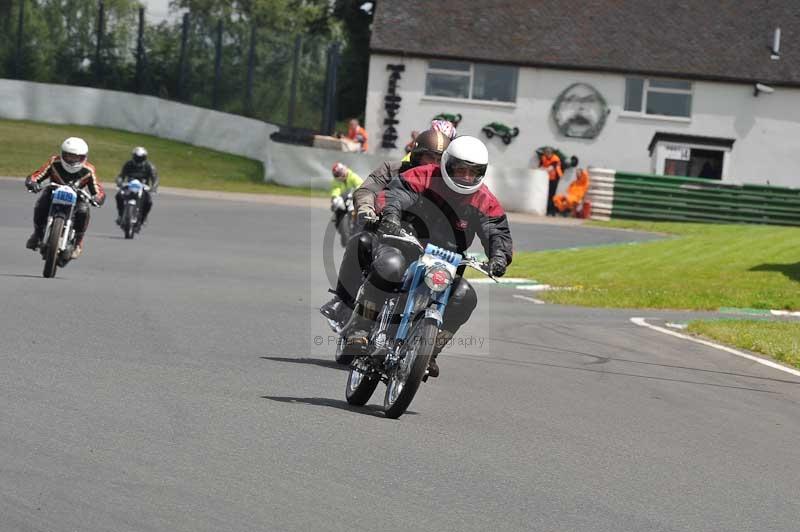 Mallory park Leicestershire;Mallory park photographs;Motorcycle action photographs;classic bikes;event digital images;eventdigitalimages;mallory park;no limits trackday;peter wileman photography;vintage bikes;vintage motorcycles;vmcc festival 1000 bikes