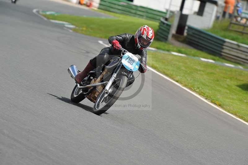 Mallory park Leicestershire;Mallory park photographs;Motorcycle action photographs;classic bikes;event digital images;eventdigitalimages;mallory park;no limits trackday;peter wileman photography;vintage bikes;vintage motorcycles;vmcc festival 1000 bikes
