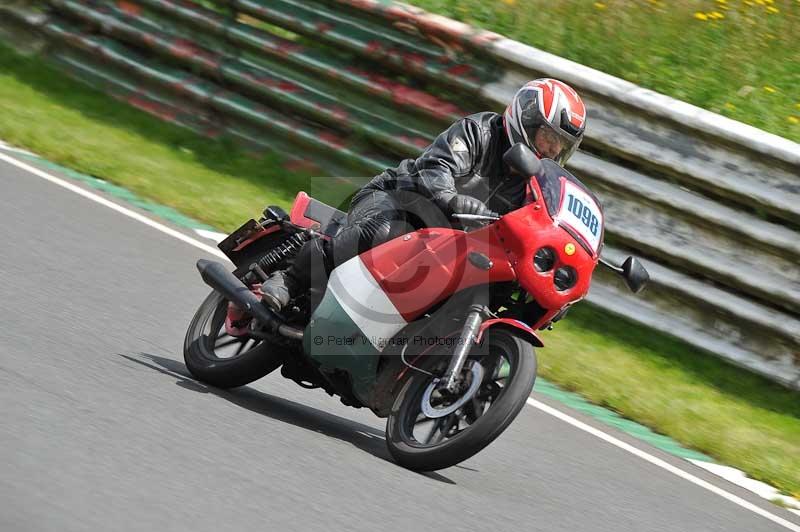 Mallory park Leicestershire;Mallory park photographs;Motorcycle action photographs;classic bikes;event digital images;eventdigitalimages;mallory park;no limits trackday;peter wileman photography;vintage bikes;vintage motorcycles;vmcc festival 1000 bikes