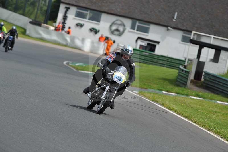 Mallory park Leicestershire;Mallory park photographs;Motorcycle action photographs;classic bikes;event digital images;eventdigitalimages;mallory park;no limits trackday;peter wileman photography;vintage bikes;vintage motorcycles;vmcc festival 1000 bikes