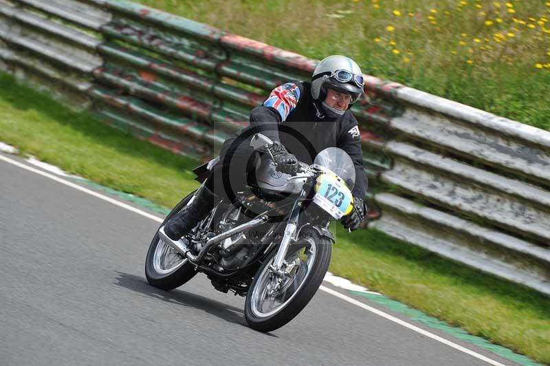 Mallory park Leicestershire;Mallory park photographs;Motorcycle action photographs;classic bikes;event digital images;eventdigitalimages;mallory park;no limits trackday;peter wileman photography;vintage bikes;vintage motorcycles;vmcc festival 1000 bikes