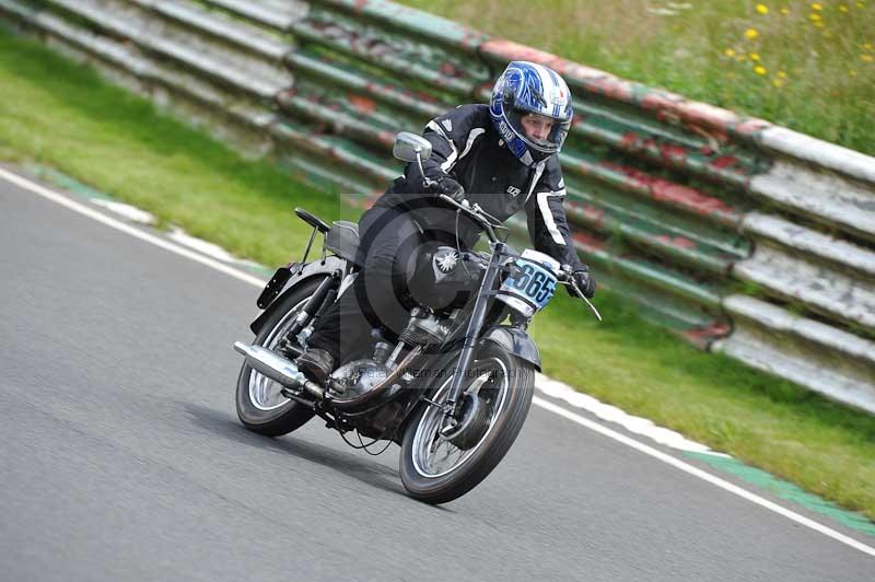 Mallory park Leicestershire;Mallory park photographs;Motorcycle action photographs;classic bikes;event digital images;eventdigitalimages;mallory park;no limits trackday;peter wileman photography;vintage bikes;vintage motorcycles;vmcc festival 1000 bikes