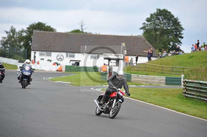 Mallory park Leicestershire;Mallory park photographs;Motorcycle action photographs;classic bikes;event digital images;eventdigitalimages;mallory park;no limits trackday;peter wileman photography;vintage bikes;vintage motorcycles;vmcc festival 1000 bikes