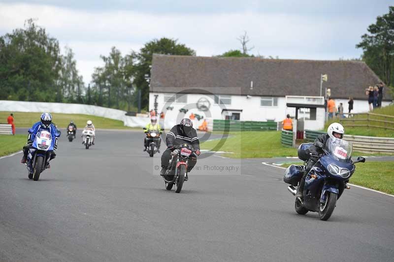 Mallory park Leicestershire;Mallory park photographs;Motorcycle action photographs;classic bikes;event digital images;eventdigitalimages;mallory park;no limits trackday;peter wileman photography;vintage bikes;vintage motorcycles;vmcc festival 1000 bikes