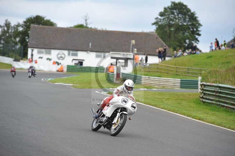 Mallory park Leicestershire;Mallory park photographs;Motorcycle action photographs;classic bikes;event digital images;eventdigitalimages;mallory park;no limits trackday;peter wileman photography;vintage bikes;vintage motorcycles;vmcc festival 1000 bikes