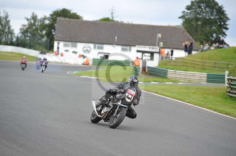 Mallory park Leicestershire;Mallory park photographs;Motorcycle action photographs;classic bikes;event digital images;eventdigitalimages;mallory park;no limits trackday;peter wileman photography;vintage bikes;vintage motorcycles;vmcc festival 1000 bikes