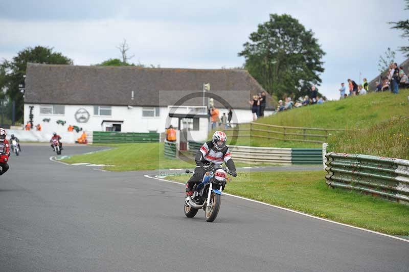 Mallory park Leicestershire;Mallory park photographs;Motorcycle action photographs;classic bikes;event digital images;eventdigitalimages;mallory park;no limits trackday;peter wileman photography;vintage bikes;vintage motorcycles;vmcc festival 1000 bikes