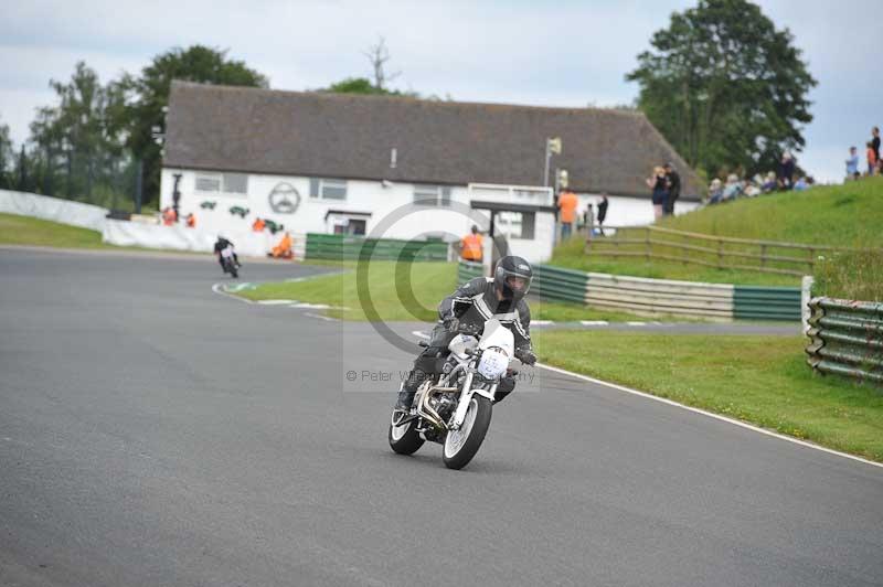 Mallory park Leicestershire;Mallory park photographs;Motorcycle action photographs;classic bikes;event digital images;eventdigitalimages;mallory park;no limits trackday;peter wileman photography;vintage bikes;vintage motorcycles;vmcc festival 1000 bikes