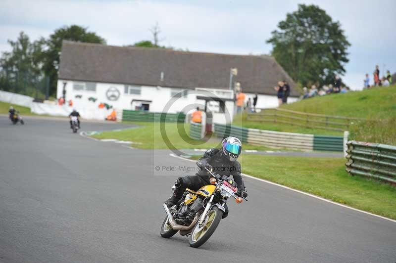 Mallory park Leicestershire;Mallory park photographs;Motorcycle action photographs;classic bikes;event digital images;eventdigitalimages;mallory park;no limits trackday;peter wileman photography;vintage bikes;vintage motorcycles;vmcc festival 1000 bikes