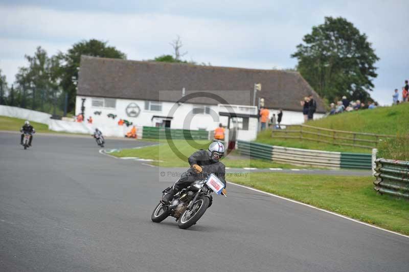 Mallory park Leicestershire;Mallory park photographs;Motorcycle action photographs;classic bikes;event digital images;eventdigitalimages;mallory park;no limits trackday;peter wileman photography;vintage bikes;vintage motorcycles;vmcc festival 1000 bikes