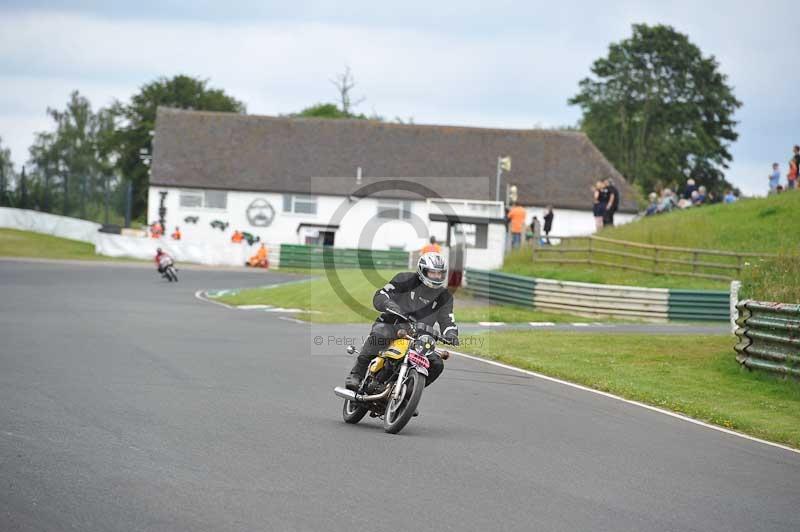 Mallory park Leicestershire;Mallory park photographs;Motorcycle action photographs;classic bikes;event digital images;eventdigitalimages;mallory park;no limits trackday;peter wileman photography;vintage bikes;vintage motorcycles;vmcc festival 1000 bikes