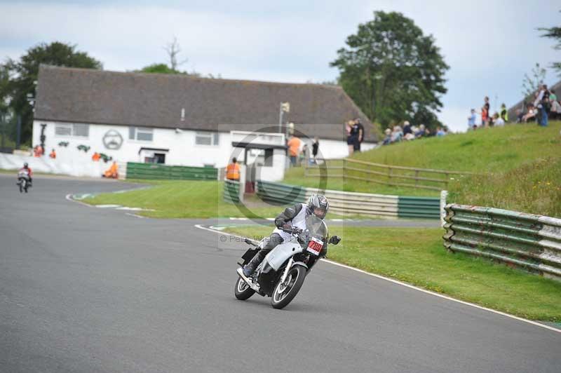 Mallory park Leicestershire;Mallory park photographs;Motorcycle action photographs;classic bikes;event digital images;eventdigitalimages;mallory park;no limits trackday;peter wileman photography;vintage bikes;vintage motorcycles;vmcc festival 1000 bikes