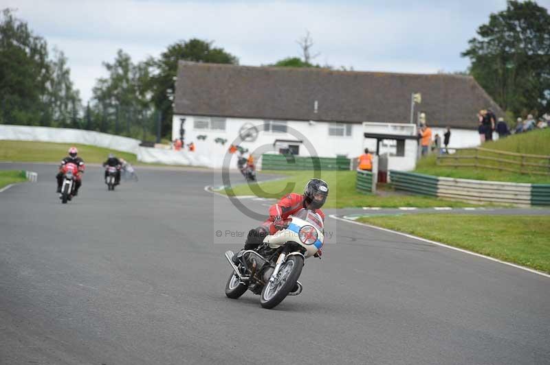 Mallory park Leicestershire;Mallory park photographs;Motorcycle action photographs;classic bikes;event digital images;eventdigitalimages;mallory park;no limits trackday;peter wileman photography;vintage bikes;vintage motorcycles;vmcc festival 1000 bikes