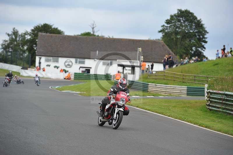 Mallory park Leicestershire;Mallory park photographs;Motorcycle action photographs;classic bikes;event digital images;eventdigitalimages;mallory park;no limits trackday;peter wileman photography;vintage bikes;vintage motorcycles;vmcc festival 1000 bikes