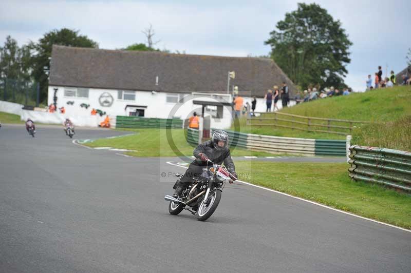 Mallory park Leicestershire;Mallory park photographs;Motorcycle action photographs;classic bikes;event digital images;eventdigitalimages;mallory park;no limits trackday;peter wileman photography;vintage bikes;vintage motorcycles;vmcc festival 1000 bikes