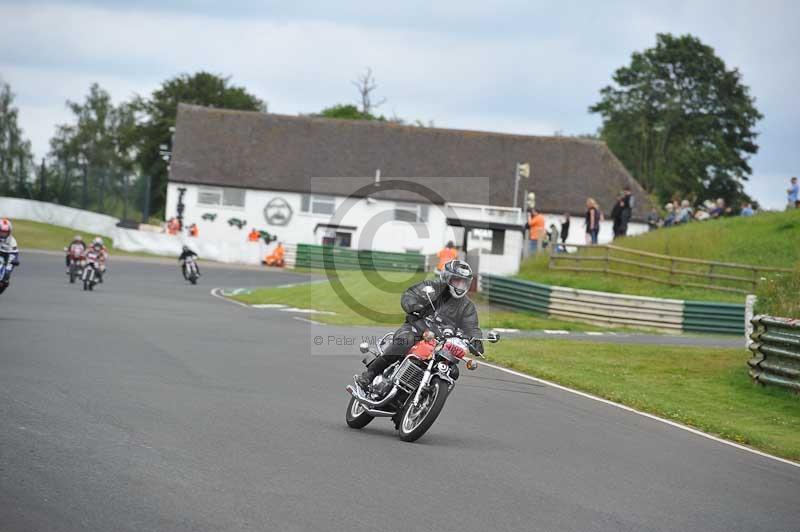 Mallory park Leicestershire;Mallory park photographs;Motorcycle action photographs;classic bikes;event digital images;eventdigitalimages;mallory park;no limits trackday;peter wileman photography;vintage bikes;vintage motorcycles;vmcc festival 1000 bikes