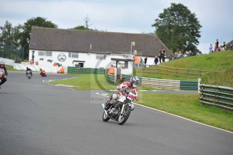 Mallory park Leicestershire;Mallory park photographs;Motorcycle action photographs;classic bikes;event digital images;eventdigitalimages;mallory park;no limits trackday;peter wileman photography;vintage bikes;vintage motorcycles;vmcc festival 1000 bikes