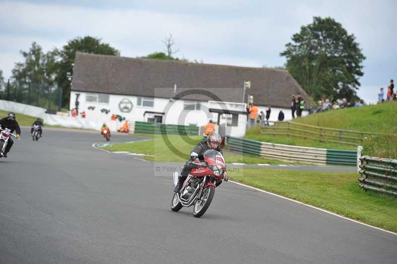 Mallory park Leicestershire;Mallory park photographs;Motorcycle action photographs;classic bikes;event digital images;eventdigitalimages;mallory park;no limits trackday;peter wileman photography;vintage bikes;vintage motorcycles;vmcc festival 1000 bikes