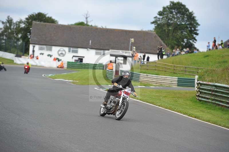 Mallory park Leicestershire;Mallory park photographs;Motorcycle action photographs;classic bikes;event digital images;eventdigitalimages;mallory park;no limits trackday;peter wileman photography;vintage bikes;vintage motorcycles;vmcc festival 1000 bikes