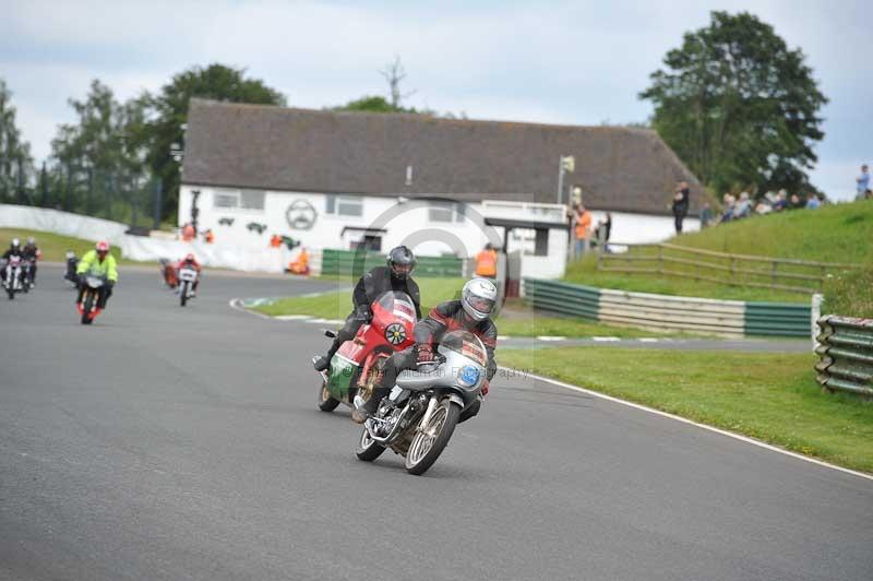 Mallory park Leicestershire;Mallory park photographs;Motorcycle action photographs;classic bikes;event digital images;eventdigitalimages;mallory park;no limits trackday;peter wileman photography;vintage bikes;vintage motorcycles;vmcc festival 1000 bikes
