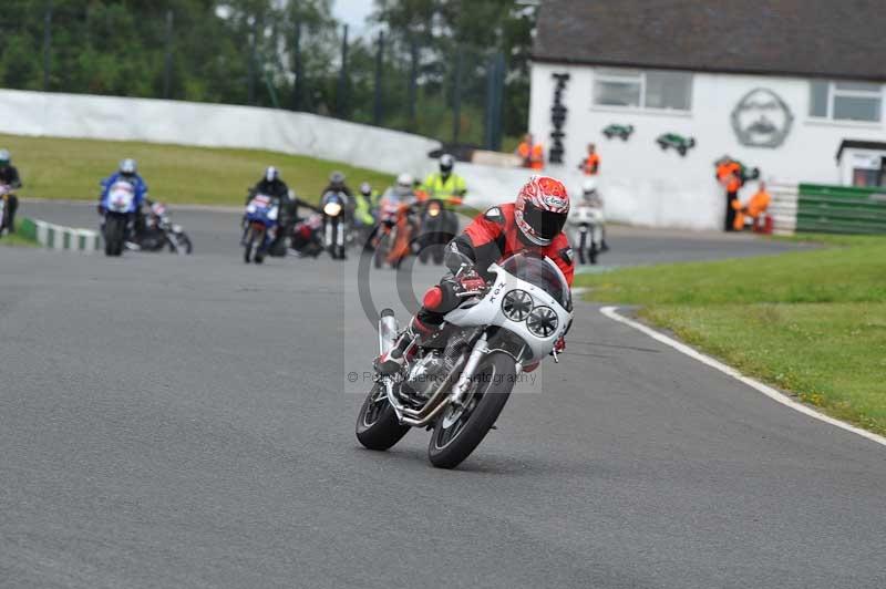 Mallory park Leicestershire;Mallory park photographs;Motorcycle action photographs;classic bikes;event digital images;eventdigitalimages;mallory park;no limits trackday;peter wileman photography;vintage bikes;vintage motorcycles;vmcc festival 1000 bikes