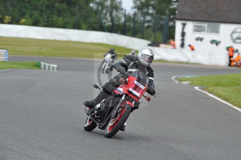 Mallory park Leicestershire;Mallory park photographs;Motorcycle action photographs;classic bikes;event digital images;eventdigitalimages;mallory park;no limits trackday;peter wileman photography;vintage bikes;vintage motorcycles;vmcc festival 1000 bikes