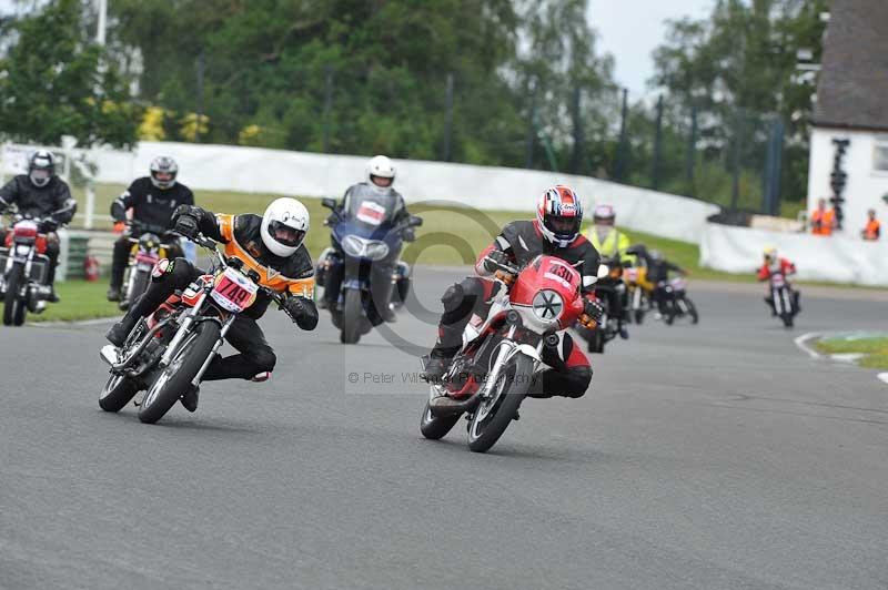 Mallory park Leicestershire;Mallory park photographs;Motorcycle action photographs;classic bikes;event digital images;eventdigitalimages;mallory park;no limits trackday;peter wileman photography;vintage bikes;vintage motorcycles;vmcc festival 1000 bikes