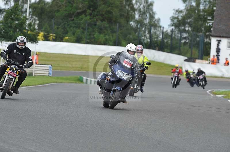 Mallory park Leicestershire;Mallory park photographs;Motorcycle action photographs;classic bikes;event digital images;eventdigitalimages;mallory park;no limits trackday;peter wileman photography;vintage bikes;vintage motorcycles;vmcc festival 1000 bikes