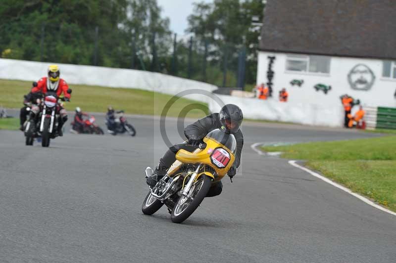 Mallory park Leicestershire;Mallory park photographs;Motorcycle action photographs;classic bikes;event digital images;eventdigitalimages;mallory park;no limits trackday;peter wileman photography;vintage bikes;vintage motorcycles;vmcc festival 1000 bikes