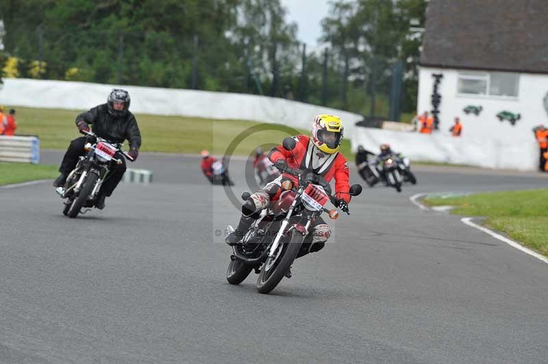 Mallory park Leicestershire;Mallory park photographs;Motorcycle action photographs;classic bikes;event digital images;eventdigitalimages;mallory park;no limits trackday;peter wileman photography;vintage bikes;vintage motorcycles;vmcc festival 1000 bikes