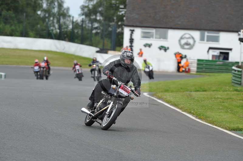 Mallory park Leicestershire;Mallory park photographs;Motorcycle action photographs;classic bikes;event digital images;eventdigitalimages;mallory park;no limits trackday;peter wileman photography;vintage bikes;vintage motorcycles;vmcc festival 1000 bikes