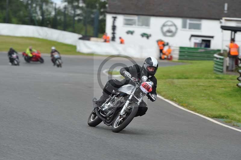 Mallory park Leicestershire;Mallory park photographs;Motorcycle action photographs;classic bikes;event digital images;eventdigitalimages;mallory park;no limits trackday;peter wileman photography;vintage bikes;vintage motorcycles;vmcc festival 1000 bikes