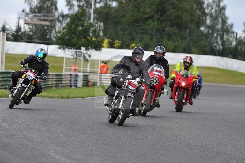 Mallory park Leicestershire;Mallory park photographs;Motorcycle action photographs;classic bikes;event digital images;eventdigitalimages;mallory park;no limits trackday;peter wileman photography;vintage bikes;vintage motorcycles;vmcc festival 1000 bikes