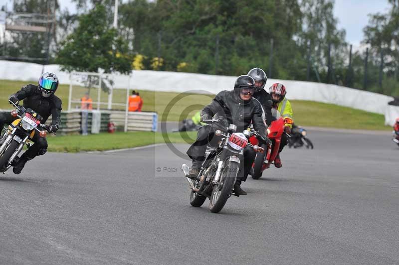Mallory park Leicestershire;Mallory park photographs;Motorcycle action photographs;classic bikes;event digital images;eventdigitalimages;mallory park;no limits trackday;peter wileman photography;vintage bikes;vintage motorcycles;vmcc festival 1000 bikes