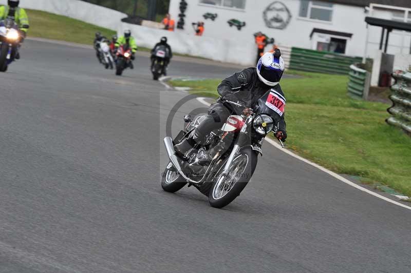 Mallory park Leicestershire;Mallory park photographs;Motorcycle action photographs;classic bikes;event digital images;eventdigitalimages;mallory park;no limits trackday;peter wileman photography;vintage bikes;vintage motorcycles;vmcc festival 1000 bikes