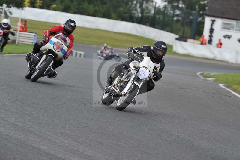 Mallory park Leicestershire;Mallory park photographs;Motorcycle action photographs;classic bikes;event digital images;eventdigitalimages;mallory park;no limits trackday;peter wileman photography;vintage bikes;vintage motorcycles;vmcc festival 1000 bikes
