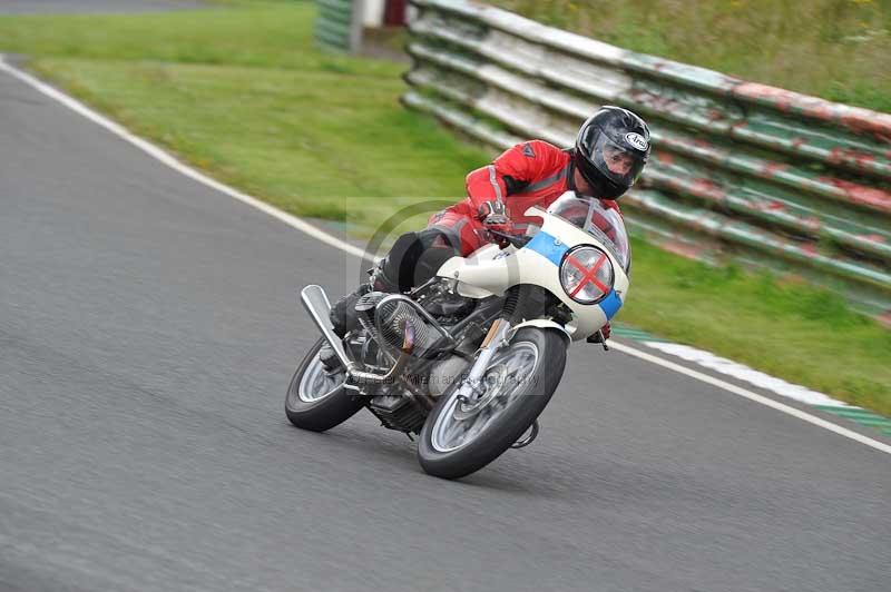 Mallory park Leicestershire;Mallory park photographs;Motorcycle action photographs;classic bikes;event digital images;eventdigitalimages;mallory park;no limits trackday;peter wileman photography;vintage bikes;vintage motorcycles;vmcc festival 1000 bikes