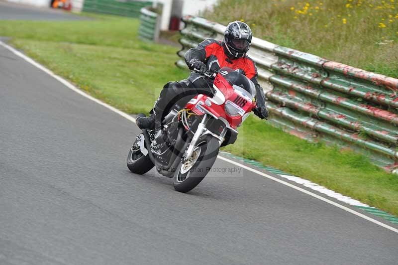 Mallory park Leicestershire;Mallory park photographs;Motorcycle action photographs;classic bikes;event digital images;eventdigitalimages;mallory park;no limits trackday;peter wileman photography;vintage bikes;vintage motorcycles;vmcc festival 1000 bikes