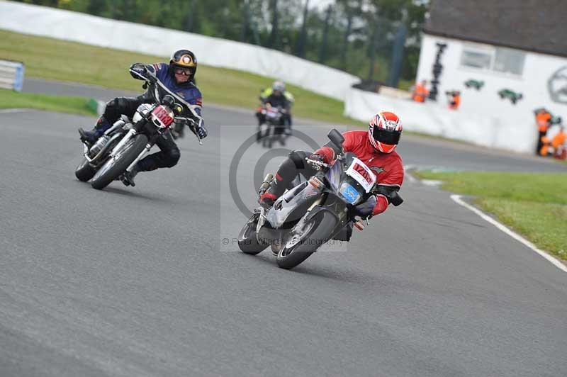 Mallory park Leicestershire;Mallory park photographs;Motorcycle action photographs;classic bikes;event digital images;eventdigitalimages;mallory park;no limits trackday;peter wileman photography;vintage bikes;vintage motorcycles;vmcc festival 1000 bikes