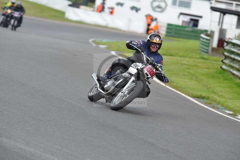 Mallory park Leicestershire;Mallory park photographs;Motorcycle action photographs;classic bikes;event digital images;eventdigitalimages;mallory park;no limits trackday;peter wileman photography;vintage bikes;vintage motorcycles;vmcc festival 1000 bikes