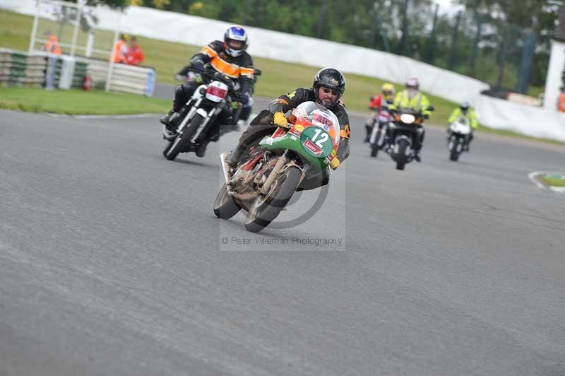 Mallory park Leicestershire;Mallory park photographs;Motorcycle action photographs;classic bikes;event digital images;eventdigitalimages;mallory park;no limits trackday;peter wileman photography;vintage bikes;vintage motorcycles;vmcc festival 1000 bikes