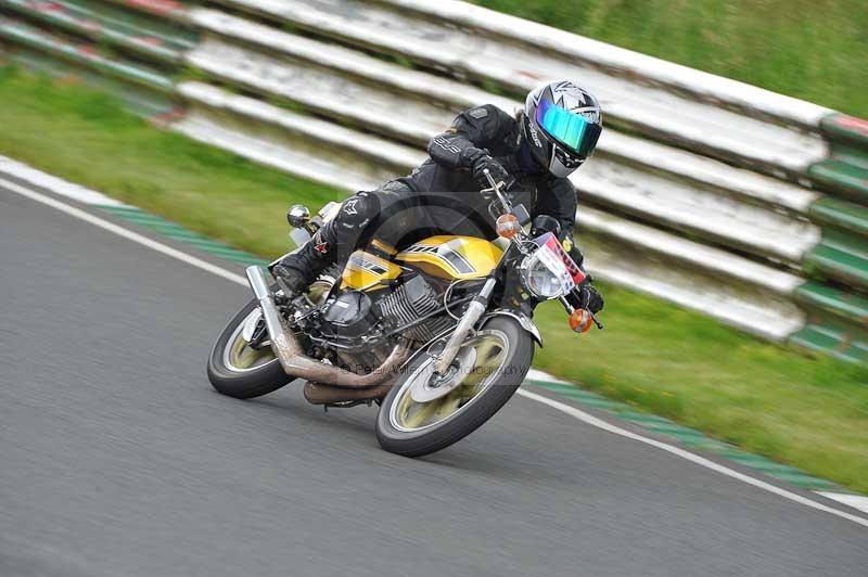Mallory park Leicestershire;Mallory park photographs;Motorcycle action photographs;classic bikes;event digital images;eventdigitalimages;mallory park;no limits trackday;peter wileman photography;vintage bikes;vintage motorcycles;vmcc festival 1000 bikes