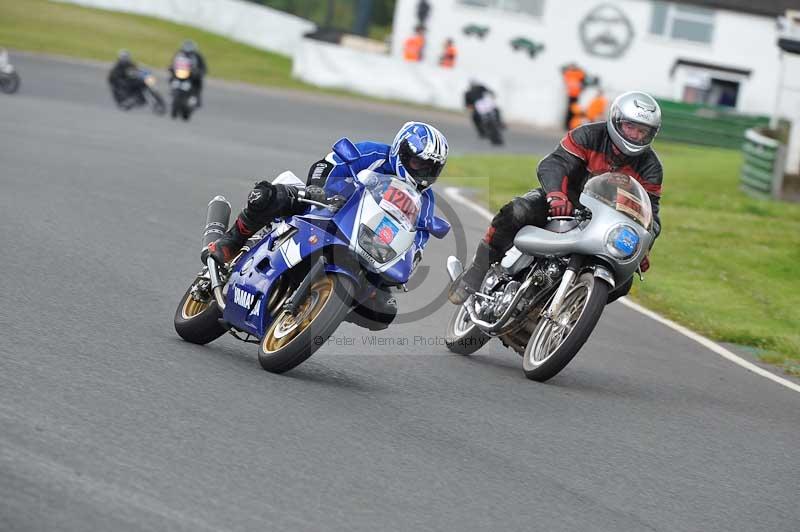 Mallory park Leicestershire;Mallory park photographs;Motorcycle action photographs;classic bikes;event digital images;eventdigitalimages;mallory park;no limits trackday;peter wileman photography;vintage bikes;vintage motorcycles;vmcc festival 1000 bikes
