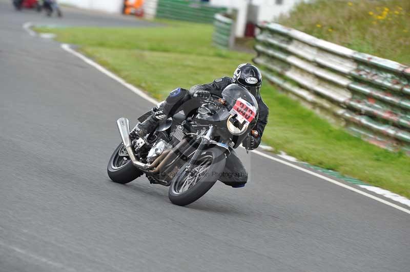 Mallory park Leicestershire;Mallory park photographs;Motorcycle action photographs;classic bikes;event digital images;eventdigitalimages;mallory park;no limits trackday;peter wileman photography;vintage bikes;vintage motorcycles;vmcc festival 1000 bikes