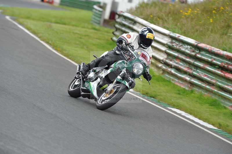 Mallory park Leicestershire;Mallory park photographs;Motorcycle action photographs;classic bikes;event digital images;eventdigitalimages;mallory park;no limits trackday;peter wileman photography;vintage bikes;vintage motorcycles;vmcc festival 1000 bikes