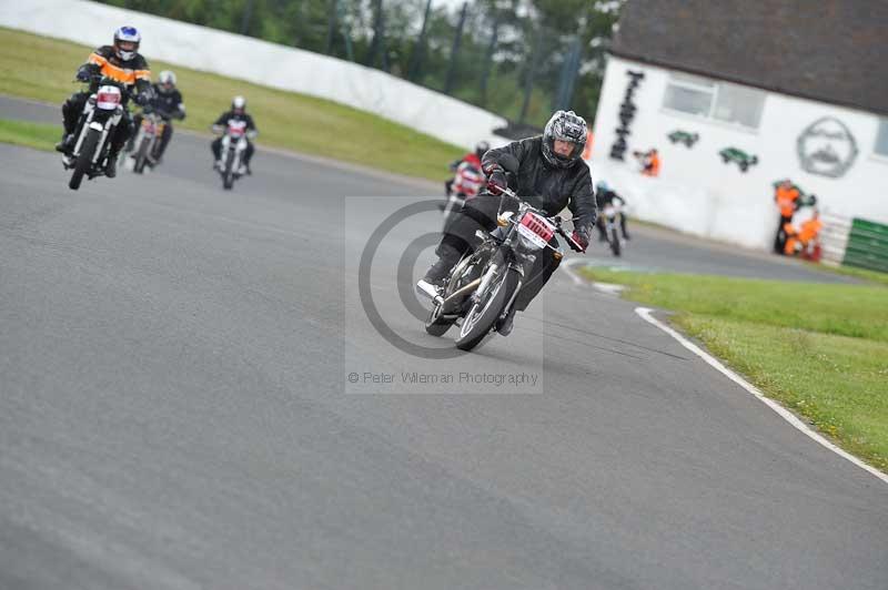 Mallory park Leicestershire;Mallory park photographs;Motorcycle action photographs;classic bikes;event digital images;eventdigitalimages;mallory park;no limits trackday;peter wileman photography;vintage bikes;vintage motorcycles;vmcc festival 1000 bikes