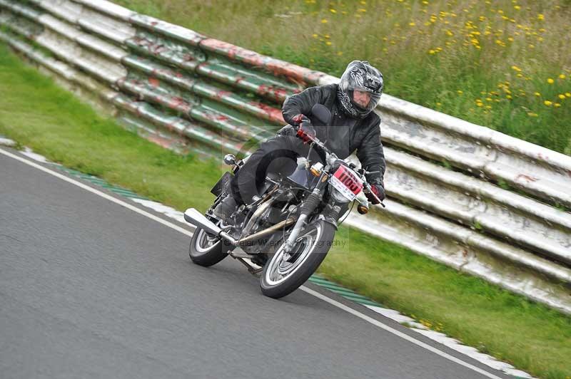 Mallory park Leicestershire;Mallory park photographs;Motorcycle action photographs;classic bikes;event digital images;eventdigitalimages;mallory park;no limits trackday;peter wileman photography;vintage bikes;vintage motorcycles;vmcc festival 1000 bikes