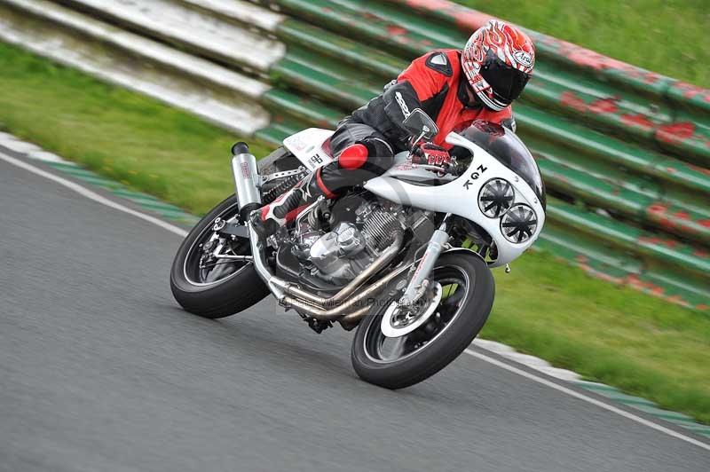 Mallory park Leicestershire;Mallory park photographs;Motorcycle action photographs;classic bikes;event digital images;eventdigitalimages;mallory park;no limits trackday;peter wileman photography;vintage bikes;vintage motorcycles;vmcc festival 1000 bikes